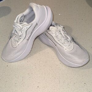 White Saucony Kinvara 15